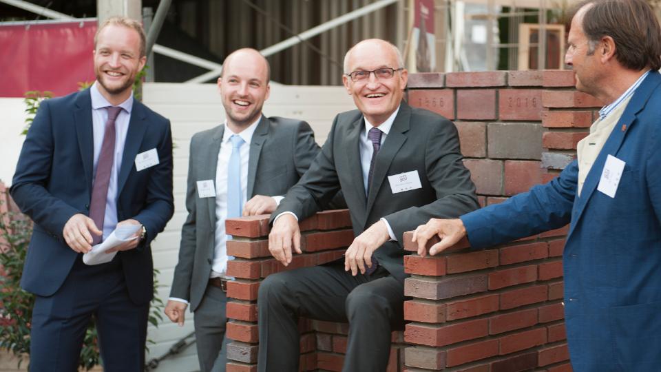 Familie Gillrath bekommt einen 150 Jahre Steine-Sessel